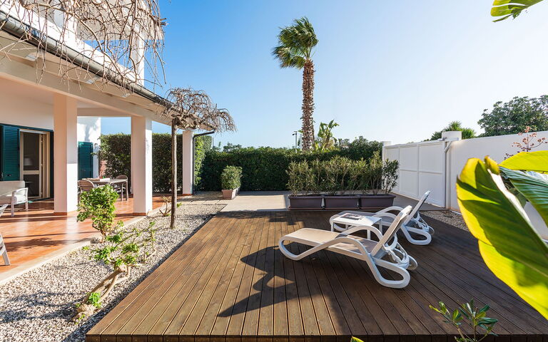 Anny: Eksteriør, Hage