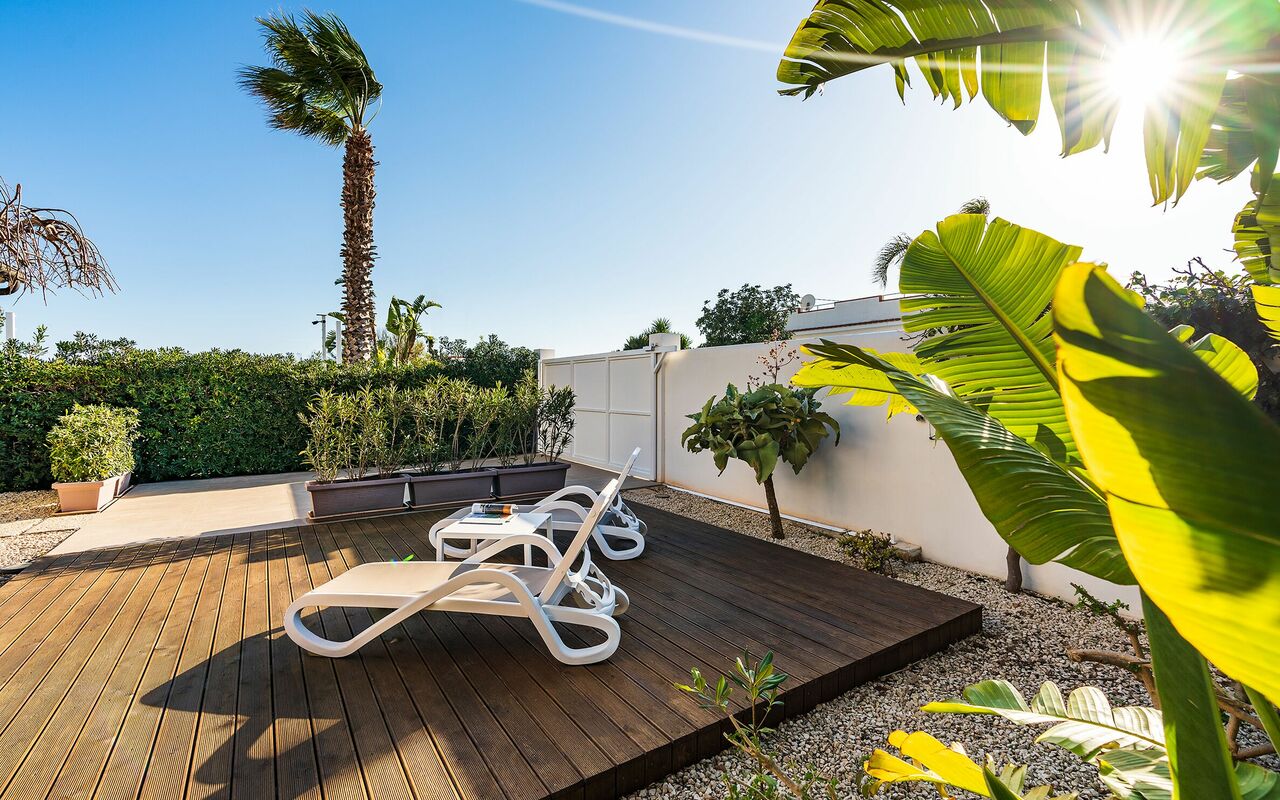 Anny: Eksteriør, Hage