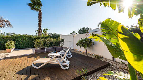 Anny: Eksteriør, Hage