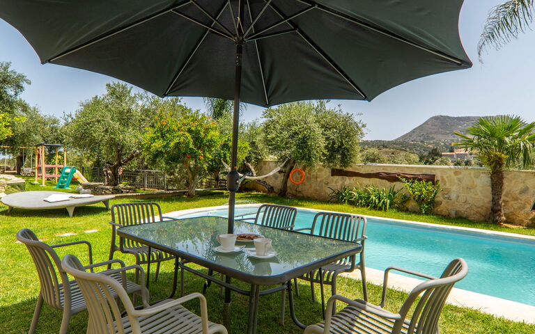 Villa Eftychia: basseng, Hage, Utendørs