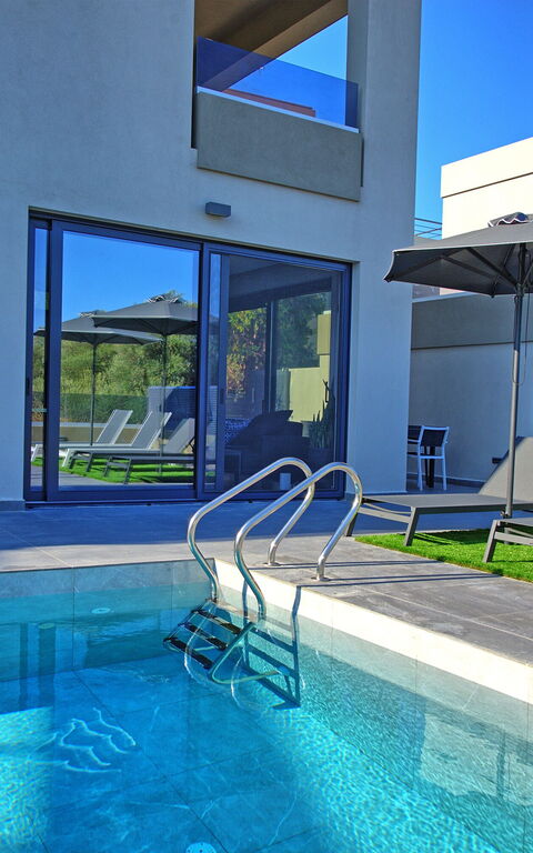 Villa Maripol: basseng, Eksteriør