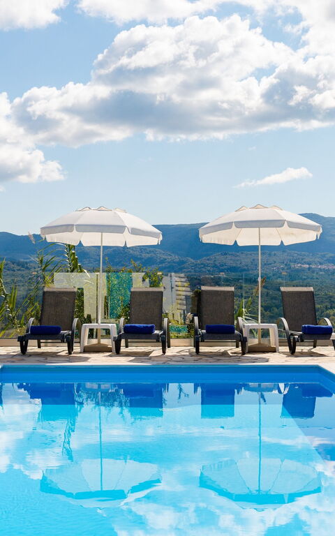 Villa Dinos: basseng, Sommer