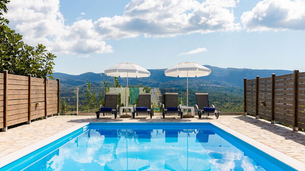 Villa Dinos: basseng, Sommer