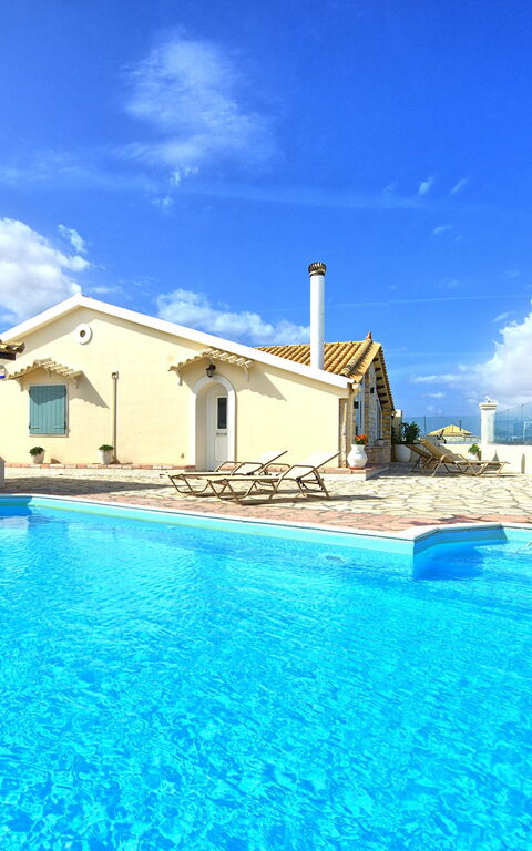 Beach Villa Athanasia: basseng