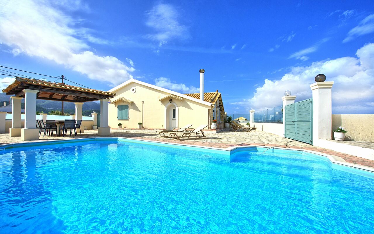 Beach Villa Athanasia: basseng