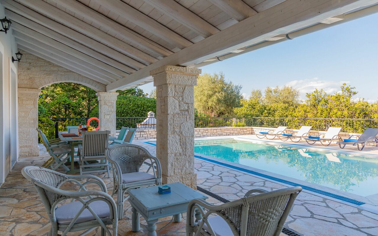 Villa Dimitris: basseng, Utendørs