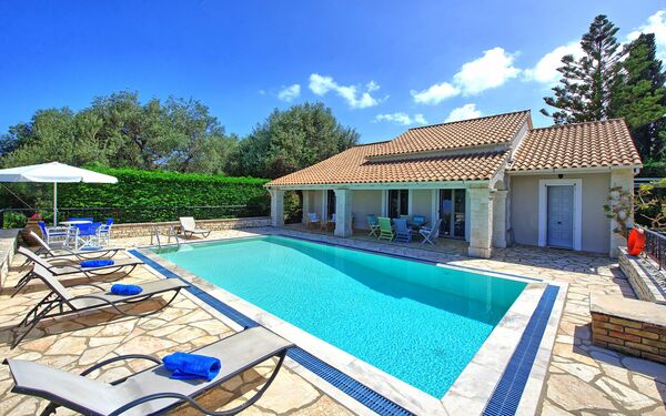 Villa Dimitris: basseng, Utendørs