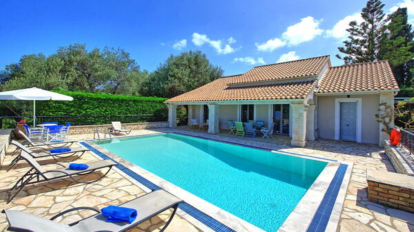 Villa Dimitris: basseng, Utendørs