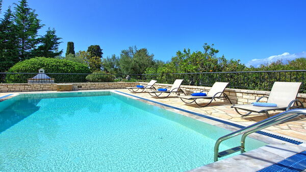 Villa Dimitris: basseng, Sommer