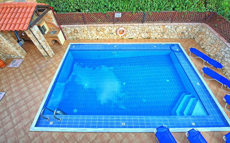 Villa Koules: basseng, Utendørs