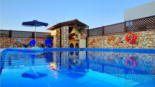 Villa Koules: basseng, Hage, Sommer, Utendørs