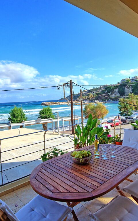Houses By The Sea: Utendørs, Visningar