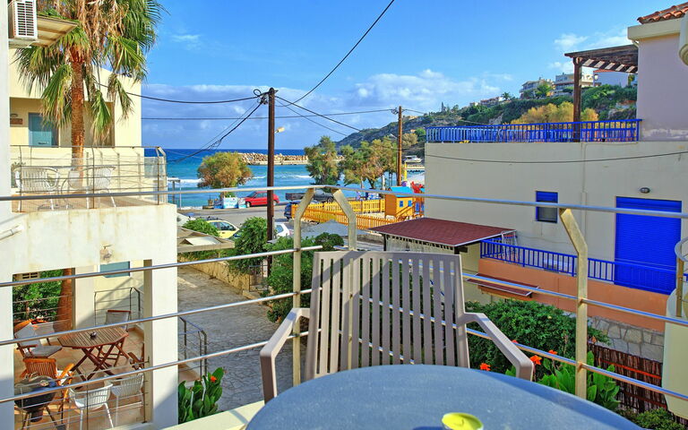 Houses By The Sea: Sommer, Utendørs, Visningar