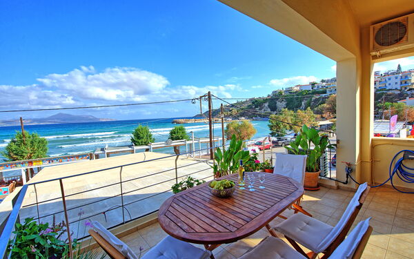 Houses by the Sea: Utendørs, Visningar