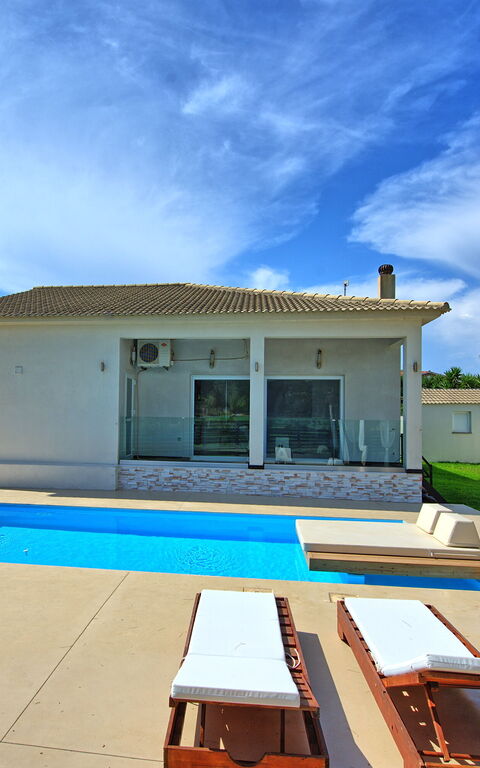 Beach Villa Christina: basseng, Eksteriør