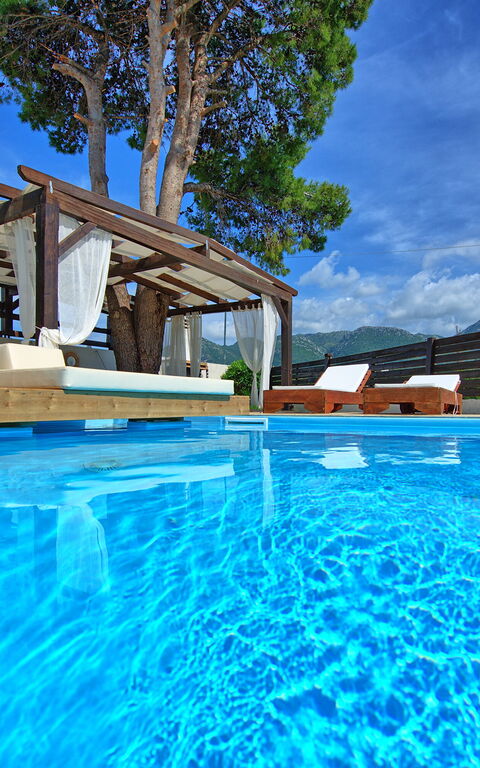 Beach Villa Christina: basseng, Sommer