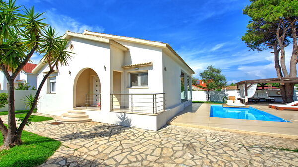 Beach Villa Christina: basseng, Eksteriør, Sommer