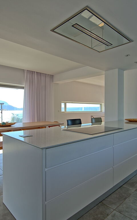 Villa Bluewhite: Kjøkken, Lunsjrom, Stue