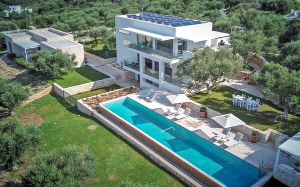 Villa Bluewhite: basseng, Hage