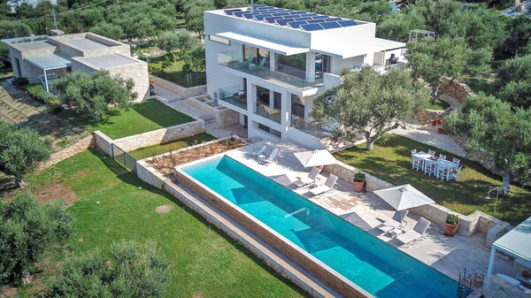 Villa Bluewhite: basseng, Hage