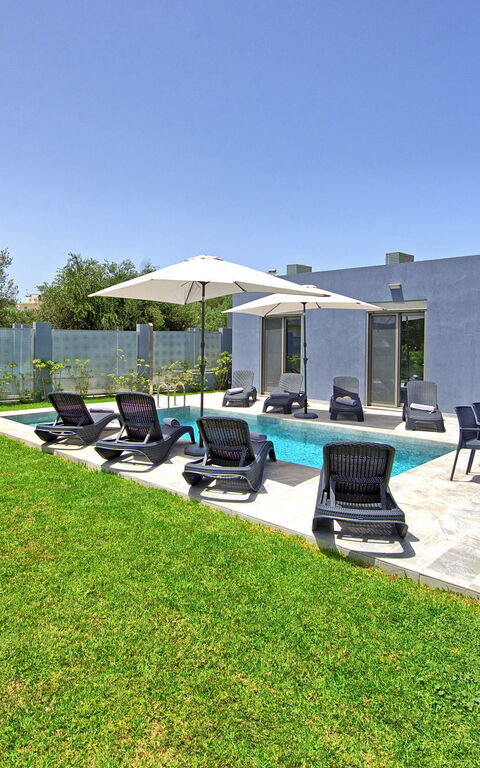 Villa Ampela: Hage, Utendørs