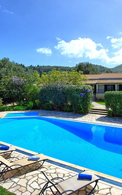 Votana House: basseng, Hage