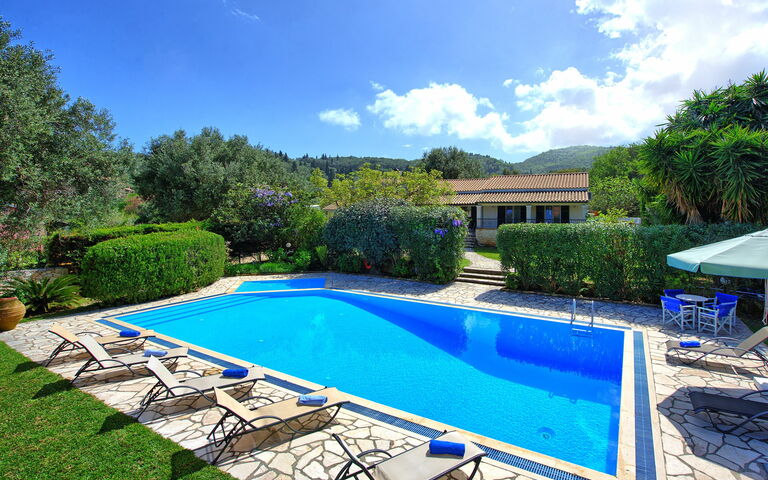 Votana House: basseng, Hage