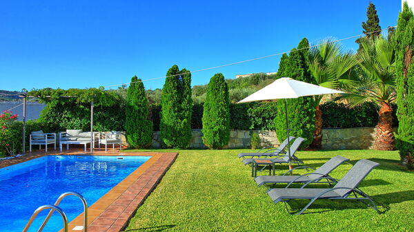 Villa Politini: basseng, Hage