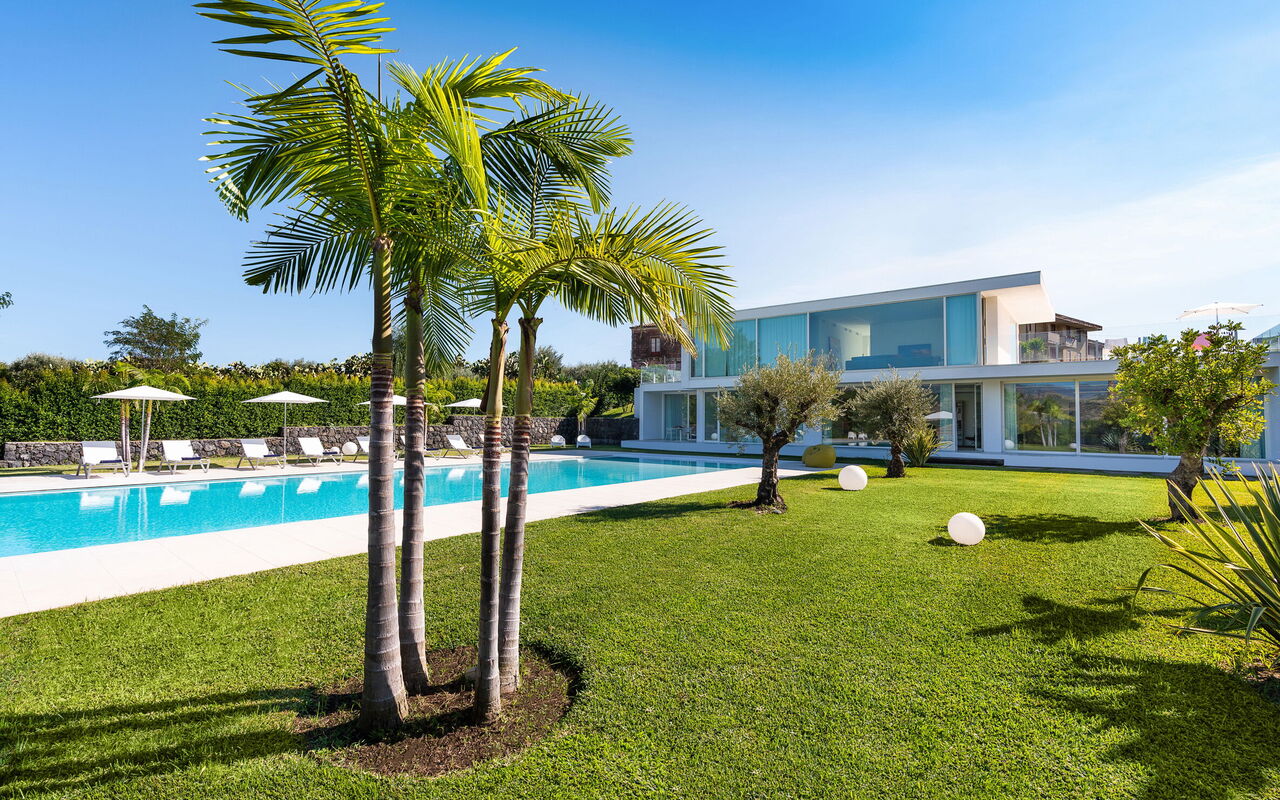 Villa Greta: basseng, Hage