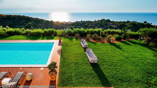 Villa Estella: basseng, Hage