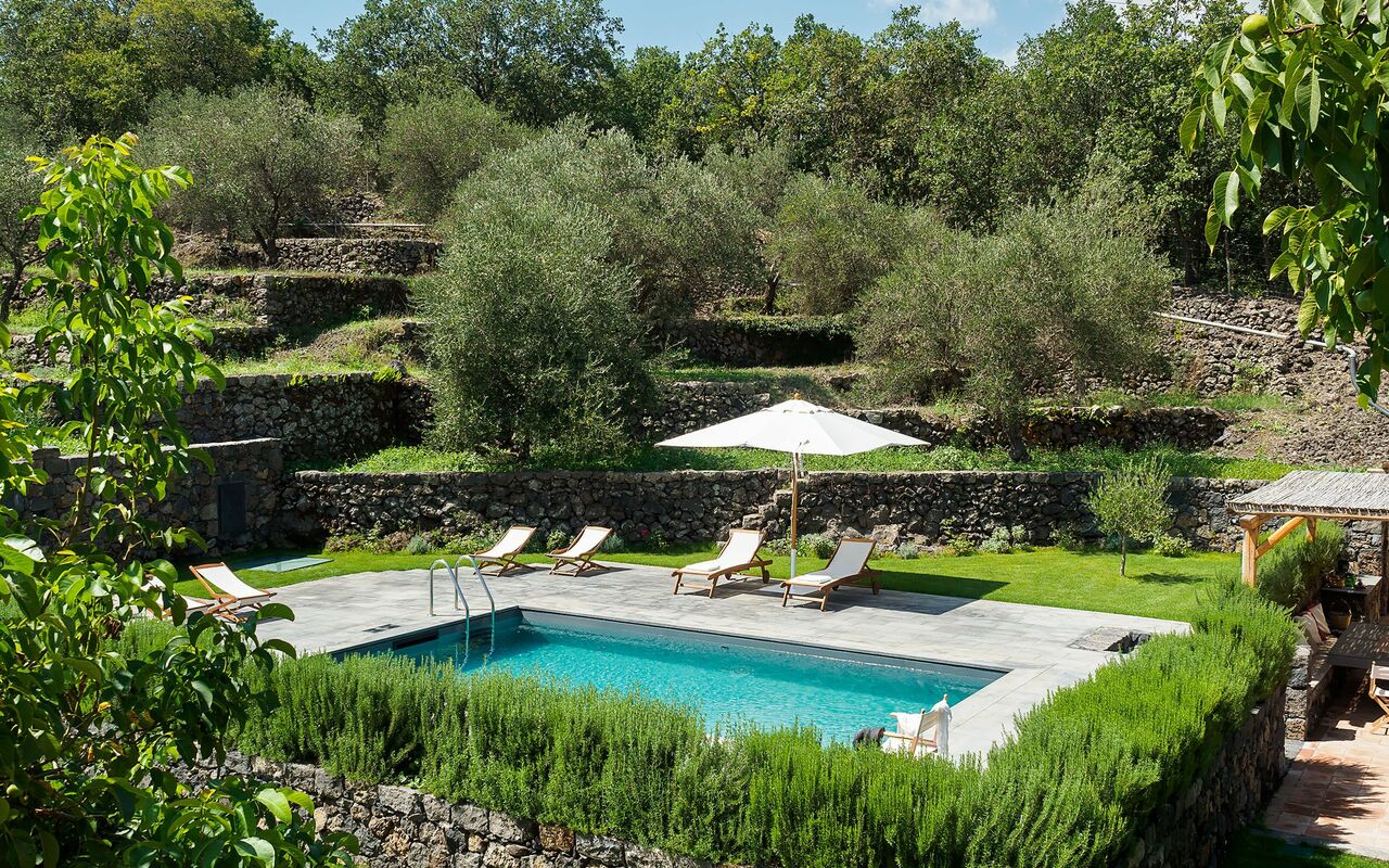 Villa Nerello: basseng, Hage