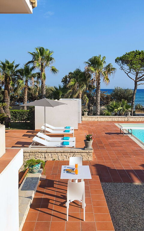 Villa Maya: Balkong / terrasse / uteplass, basseng, Utendørs