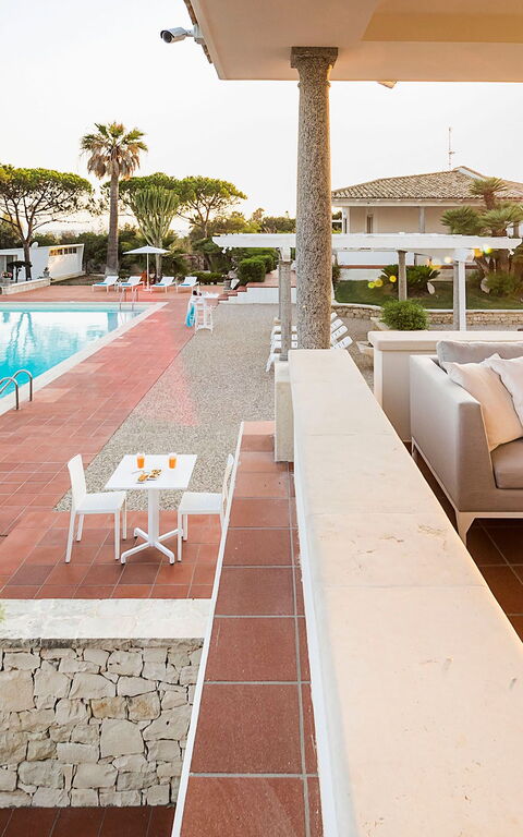 Villa Maya: Balkong / terrasse / uteplass, basseng