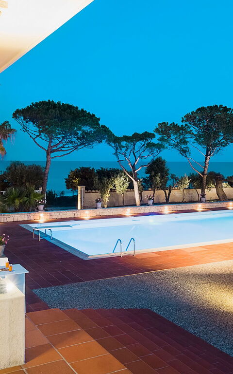 Villa Maya: Balkong / terrasse / uteplass, basseng, Utendørs