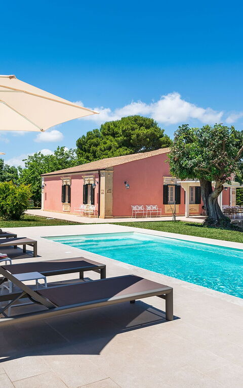 Villa Girasole: basseng, Eksteriør