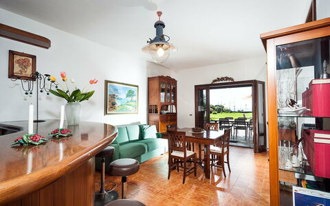 Feriebolig Lampara: Kjøkken, Lunsjrom, Stue