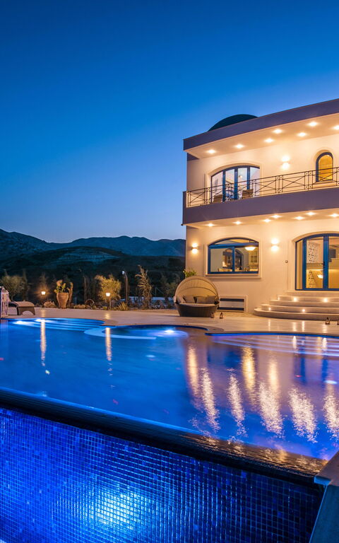 Villa Santor: basseng, Eksteriør