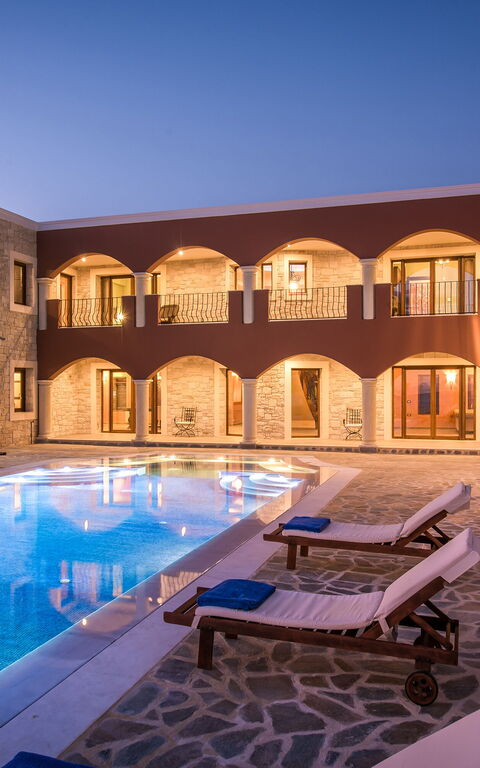 Villa Kalliste: basseng, Eksteriør