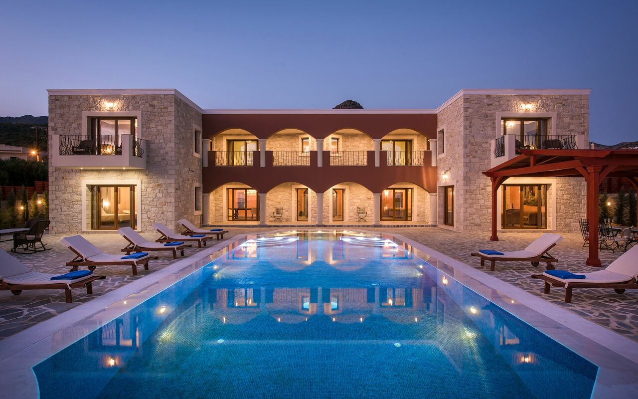 Villa Kalliste: basseng, Eksteriør