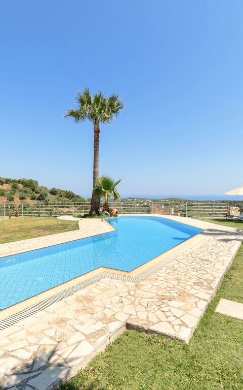 Villa Kissos: basseng, Hage