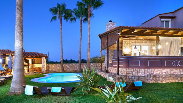 Villa Milon: basseng, Hage