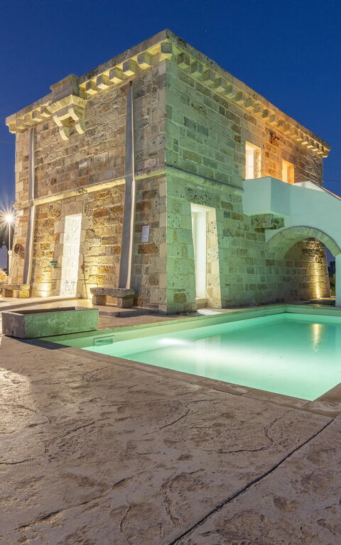 Villa Turris: basseng, Hage