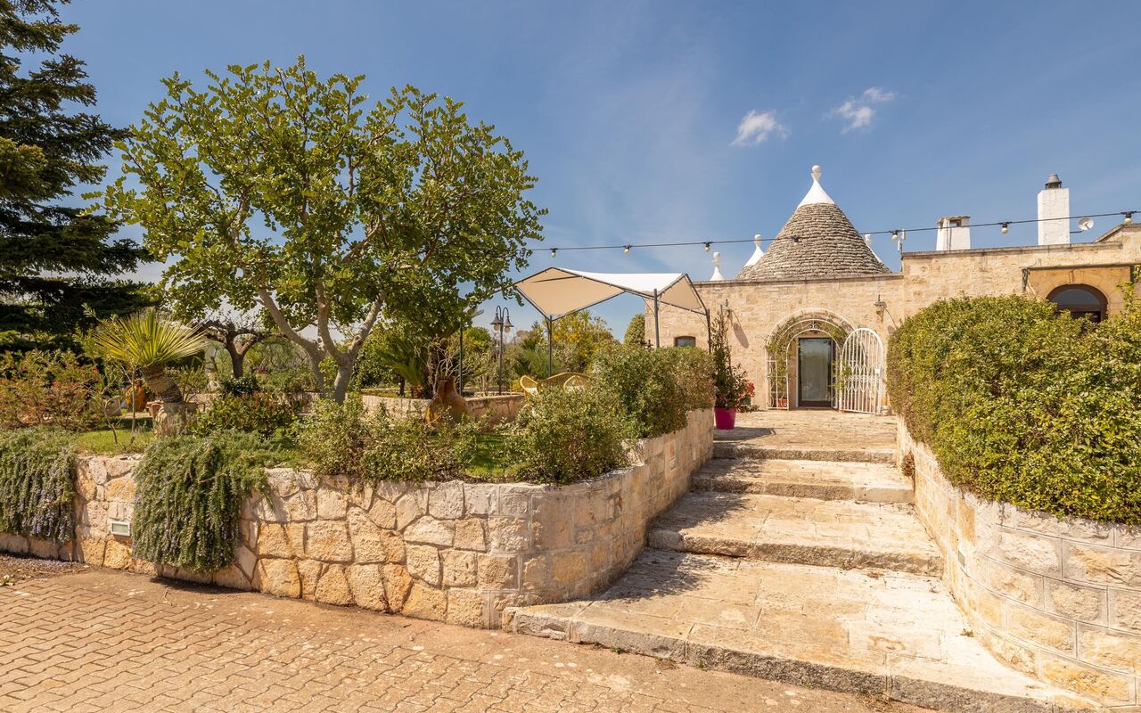 Trullo Patricia Pool: Eksteriør, Hovedinngang