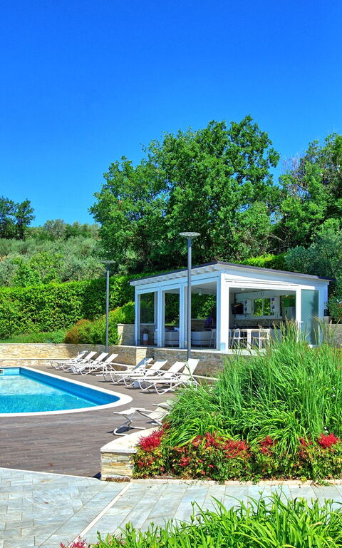 Casa White: basseng, Hage