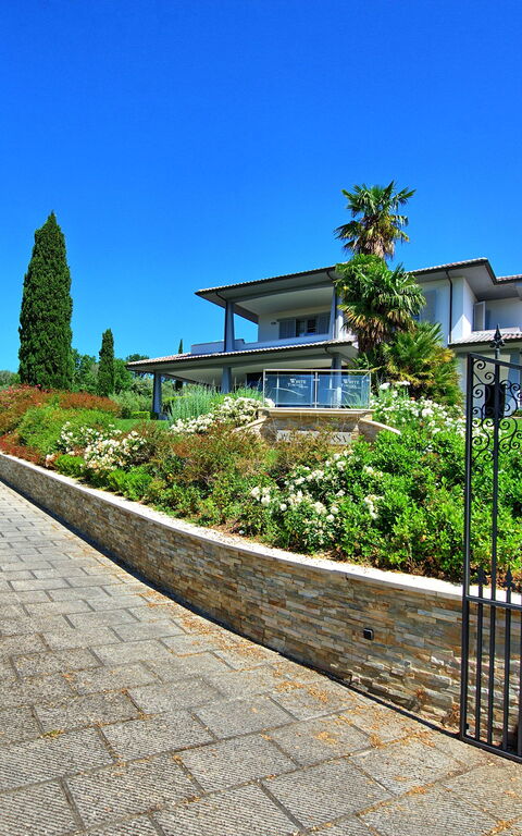 Casa White: Hage, Utendørs