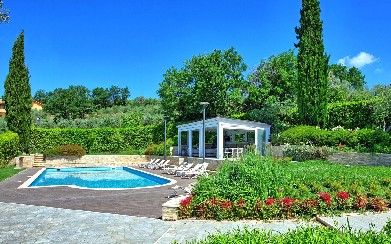 Casa White: basseng, Hage