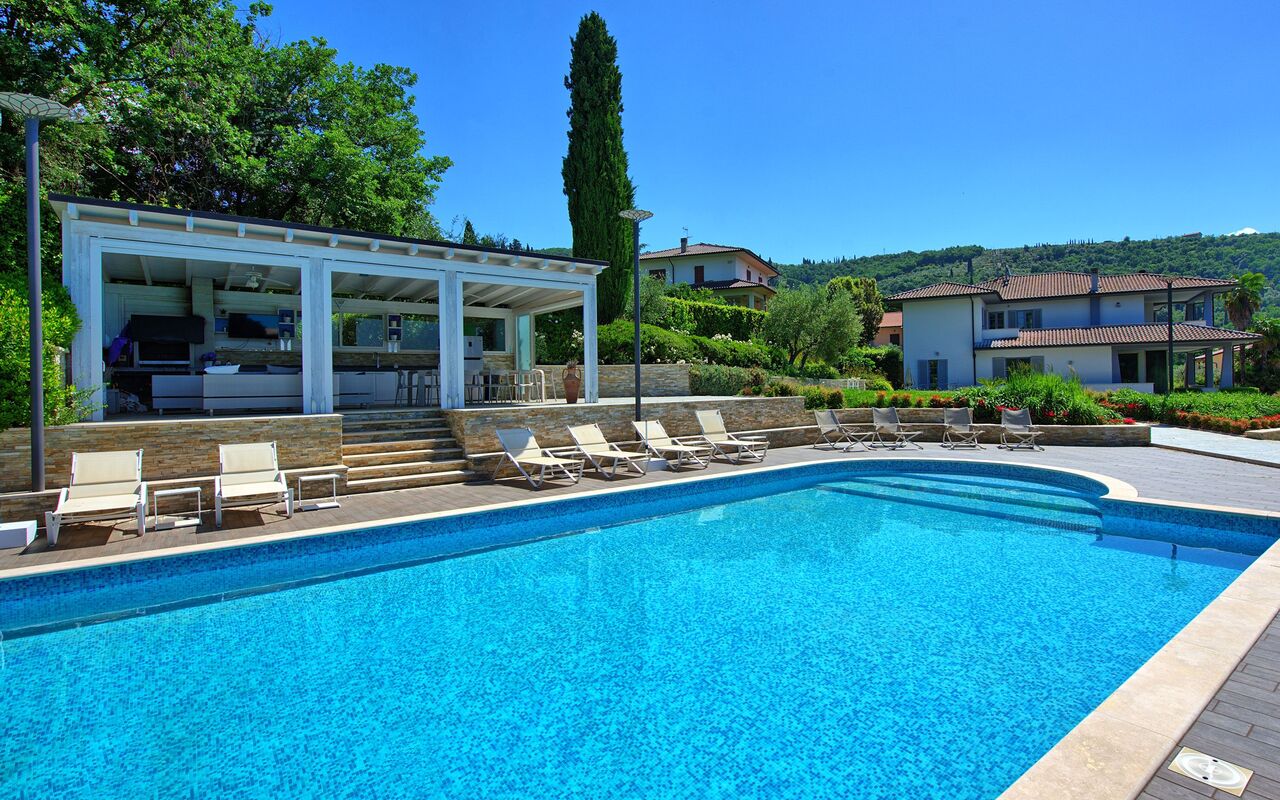 Casa White: basseng, Utendørs