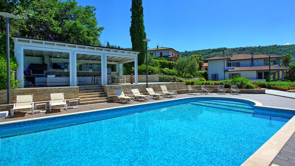 Casa White: basseng, Utendørs