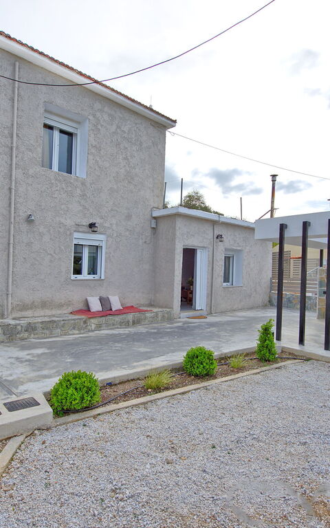 Aretousa: Sommer, Utendørs