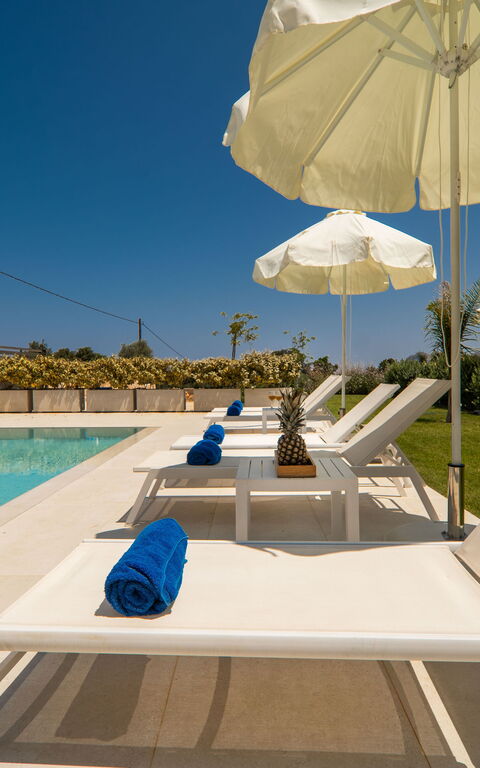 Aelia: basseng, Hage, Utendørs